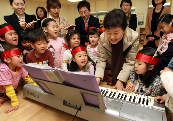 새누리당 박근혜 대선후보가 공식 선거운동 사흘째인 29일 첫 서울 유세로 서울 여의도 증권거래소 직장 어린이집을 방문해 원생들과 피아노를 치며 노래하고 있다.