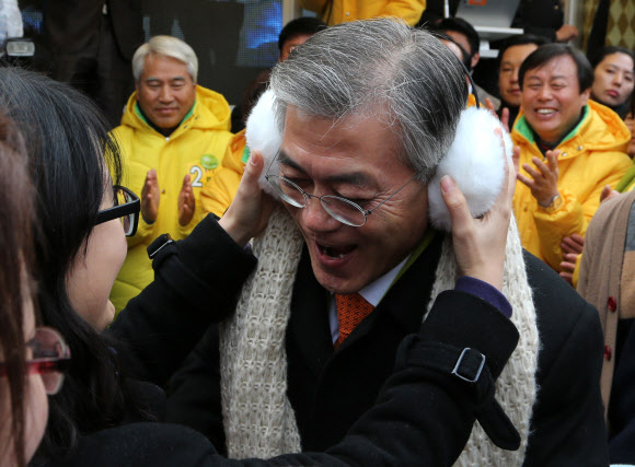 민주통합당 문재인 대선후보가 30일 울산대학교  앞에서 유세에서 울산대학교 수화동아리 학생들로부터 목도리와 귀마개 선물을 받고 있다.연합뉴스