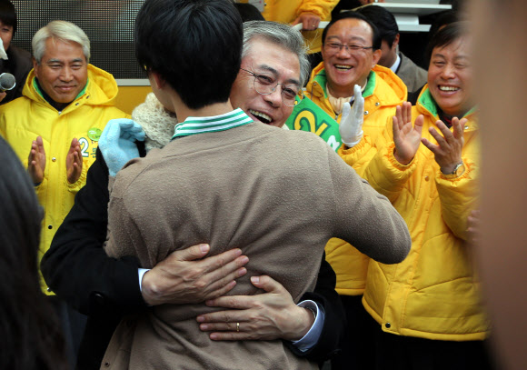 민주통합당 문재인 대선후보가 30일 울산대학교  앞에서 유세에서 울산대학교 수화동아리 학생들의 수화 노래 선물을 들은뒤 포옹하고 있다.연합뉴스