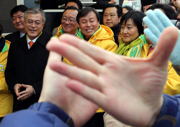 민주통합당 문재인 대선후보가 30일 울산대학교  앞에서 유세에서 울산대학교 수화동아리 학생들의 수화노래 선물을 듣고 있다.연합뉴스