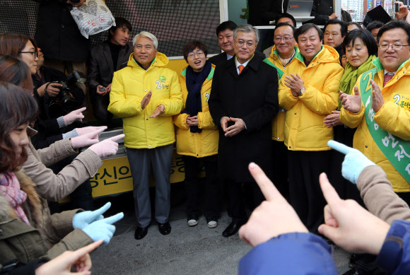 민주통합당 문재인 대선후보가 30일 울산대학교  앞에서 유세에서 울산대학교 수화동아리 학생들의 수화노래 선물을 듣고 있다.연합뉴스