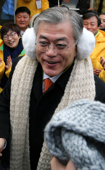 민주통합당 문재인 대선후보가 30일 울산대학교  앞에서 유세에서 울산대학교 수화동아리 학생들로부터 목도리와 귀마개 선물을 받고 있다.연합뉴스