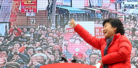 새누리당 박근혜 대선후보가 선거운동 나흘째인 30일 오후 부산 금정구 서동시장을 방문, 지지를 호소하며 시민들을 향해 손을 흔들고 있다.연합뉴스