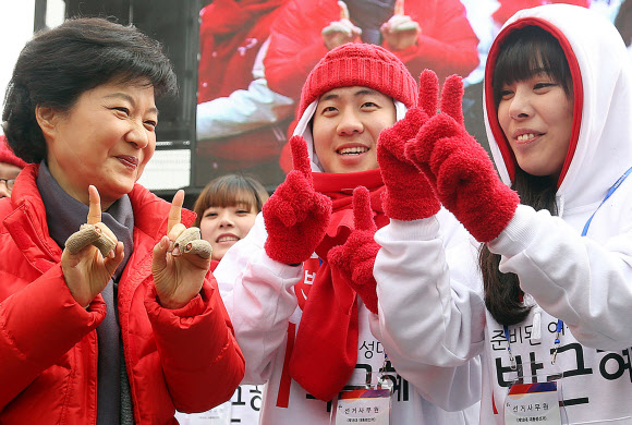 새누리당 박근혜 대선후보가 30일 오전 부산 사상구 괘법동 서부터미널에서 지지를 호소한 후 청년유세지원단 ‘빨간운동화’ 단원들과 함께 율동을 하고 있다.연합뉴스