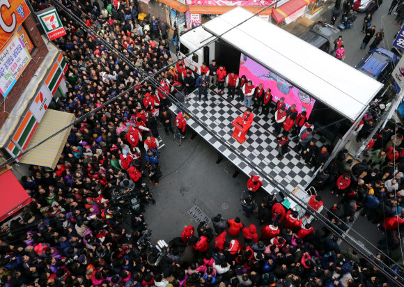 30일 낮 부산 금정구 서동 서동시장에서 열린 새누리당 박근혜 대선후보의 집중유세에 많은 인파가 모여 있다.연합뉴스