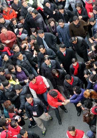30일 낮 부산 금정구 서동 서동시장에서 열린 새누리당 박근혜 대선후보의 집중유세에 많은 인파가 모여 있는 가운데 박 후보가 인파를 뚫고 유세장으로 향하고 있다.연합뉴스