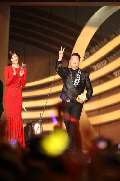 30일 오후 홍콩에서 열린 2012 엠넷 아시안 뮤직 어워즈(MAMA)에서 ‘강남스타일’로 ‘올해의 노래상’을 수상한 싸이가 손가락으로 V자를 그리고 있다.<br>스포츠서울 제공