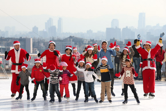 2일 오전 서울 용산구 소월로 그랜드 하얏트 서울 아이스링크가 개장해 산타복장을 한 강사와 어린이들이 신나게 스케이트를 타고 있다.   연합뉴스