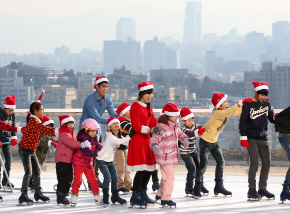 2일 오전 서울 용산구 소월로 그랜드 하얏트 서울 아이스링크가 개장해 산타복장을 한 강사와 어린이들이 신나게 스케이트를 타고 있다.     연합뉴스