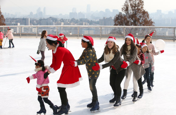 2일 오전 서울 용산구 소월로 그랜드 하얏트 서울 아이스링크가 개장해 산타복장을 한 강사와 어린이들이 신나게 스케이트를 타고 있다.     연합뉴스
