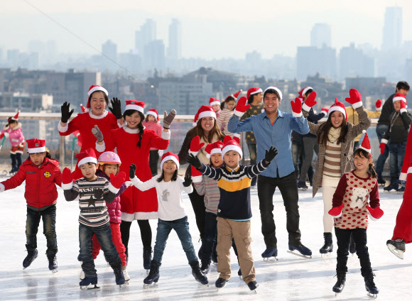 2일 오전 서울 용산구 소월로 그랜드 하얏트 서울 아이스링크가 개장해 산타복장을 한 강사와 어린이들이 신나게 스케이트를 타고 있다.   연합뉴스