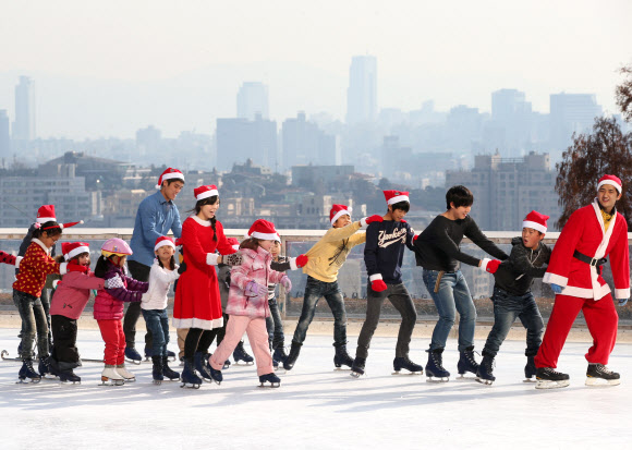 2일 오전 서울 용산구 소월로 그랜드 하얏트 서울 아이스링크가 개장해 산타복장을 한 강사와 어린이들이 신나게 스케이트를 타고 있다.     연합뉴스