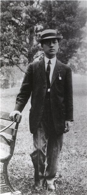 이승만이 미국 조지워싱턴 대학을 졸업하던 1907년 여름, 신사복 차림으로 자세를 취하고 있다.  서울신문 포토라이브러리