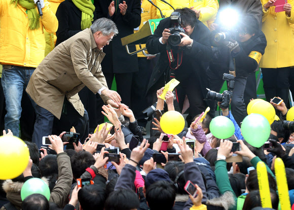 민주통합당 문재인 대선후보가 2일 오후 인천 남구 신세계백화점 앞에서 열린 집중유세에서 시민들에게 인사를 하고 있다. 연합뉴스