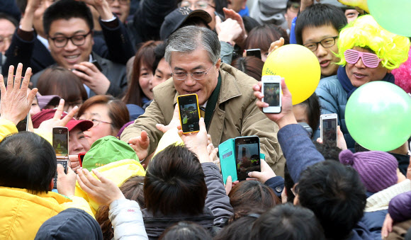 민주통합당 문재인 대선후보가 2일 오후 인천 남구 신세계백화점 앞에서 열린 집중유세에서 시민들에게 인사를 하고 있다.  연합뉴스