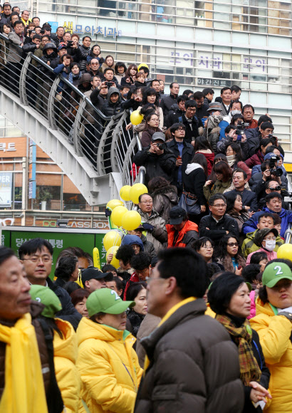 민주통합당 문재인 대선후보가 2일 오후 인천 남구 신세계백화점 앞에서 열린 집중유세에서 시민들에게 지지를 호소하는 가운데 많은 유권자들이 몰려 육교 위에서도 유세를 지켜보고 있다. 연합뉴스