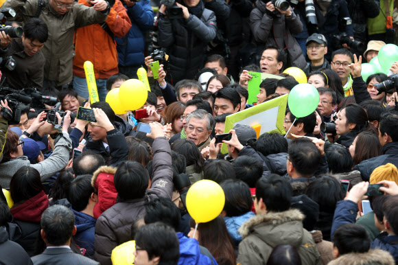 민주통합당 문재인 대선후보가 2일 오후 인천 남구 신세계백화점 앞에서 열린 집중유세에서 시민들에게 인사를 하고 있다.  연합뉴스