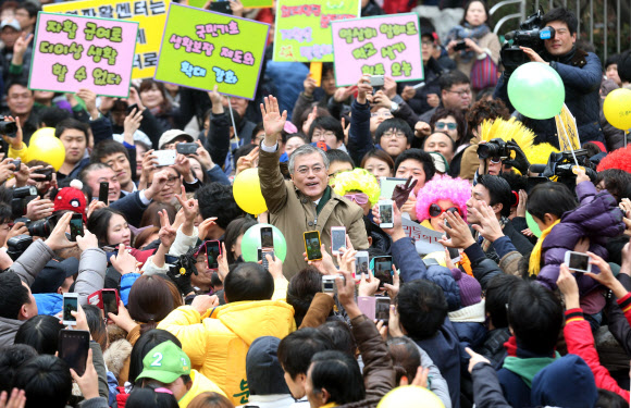 민주통합당 문재인 대선후보가 2일 오후 인천 남구 신세계백화점 앞에서 열린 집중유세에서 시민들에게 지지를 호소하고 있다. 연합뉴스