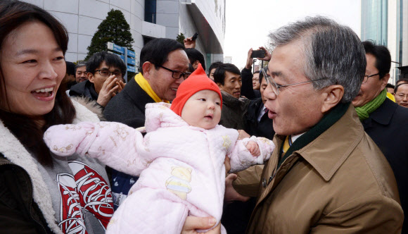 민주통합당 문재인 대선후보가 2일 오후 인천 남구 신세계백화점 앞에서 열린 집중유세에서 시민들과 인사를 하고 있다. 연합뉴스