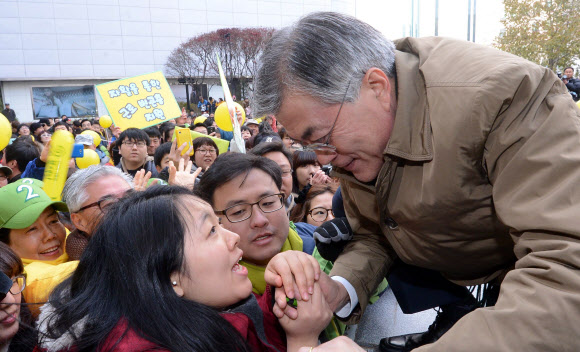민주통합당 문재인 대선후보가 2일 오후 인천 남구 신세계백화점 앞에서 열린 집중유세에서 시민들과 인사를 하고 있다.  연합뉴스