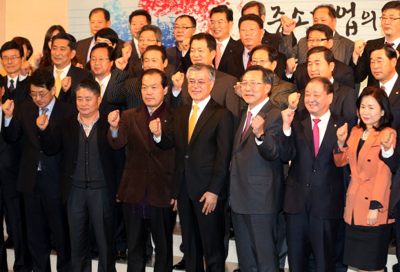 민주통합당 문재인 대선 후보가 3일 오전 여의도 중소기업중앙회에서 열린 ‘중소기업 도전과 희망 포럼’에서 김기문 중소기업중앙회 회장 및 참석자들과 파이팅을 하고 있다.연합뉴스