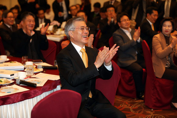 민주통합당 문재인 대선 후보가 3일 오전 여의도 중소기업중앙회에서 열린 ‘중소기업 도전과 희망 포럼’에서 김기문 중소기업중앙회 회장의 인사말을 듣고 있다.연합뉴스