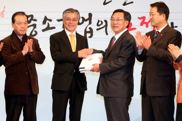 민주통합당 문재인 대선 후보가 3일 오전 여의도 중소기업중앙회에서 열린 ‘중소기업 도전과 희망 포럼’에서 김기문 중소기업중앙회 회장으로부터 중소기업 정책제안서를 받고 있다.연합뉴스