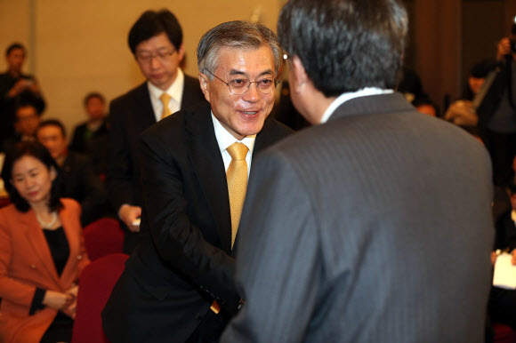 민주통합당 문재인 대선 후보가 3일 오전 여의도 중소기업중앙회에서 열린 ‘중소기업 도전과 희망 포럼’에서 김기문 중소기업중앙회 회장과 악수를 하고 있다.연합뉴스