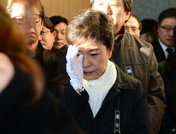 새누리당 박근혜 대선후보가 4일 오전 여의도 성모병원에서 엄수된 최측근 고(故) 이춘상 보좌관의 영결식에 참석해 눈물을 흘리고 있다.연합뉴스