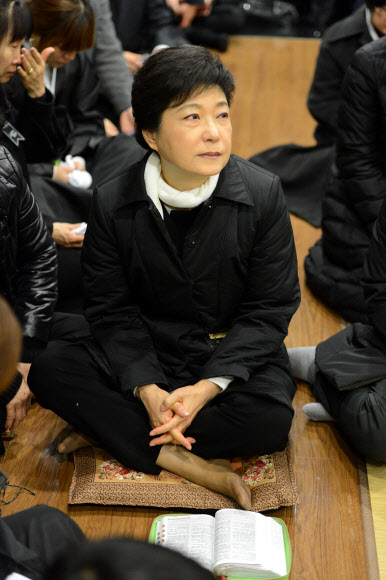 )새누리당 박근혜 대선후보가 4일 오전 여의도 성모병원에서 엄수된 최측근 고(故) 이춘상 보좌관의 영결식에 참석해 고인의 영정을 바라보고 있다.연합뉴스