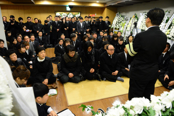 새누리당 박근혜 대선후보가 4일 오전 여의도 성모병원에서 엄수된 최측근 고(故) 이춘상 보좌관의 영결식에 참석해 침통한 표정으로 앉아 있다.연합뉴스