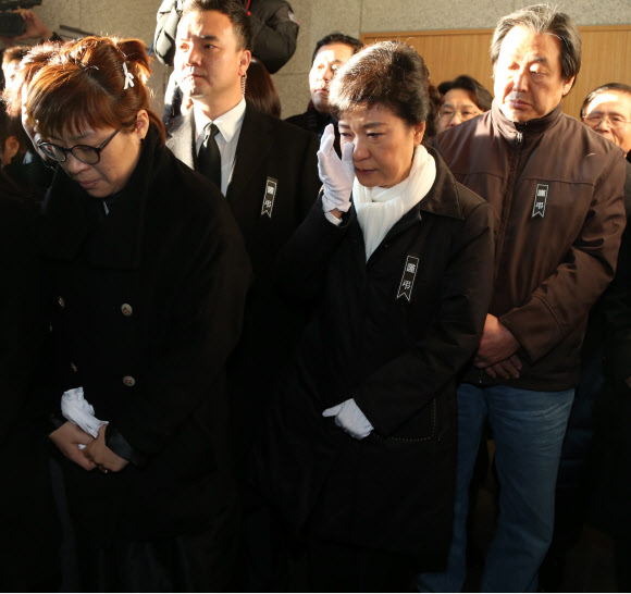 새누리당 박근혜 대선후보가 4일 오전 여의도 성모병원에서 엄수된 최측근 고(故) 이춘상 보좌관의 영결식에 참석해 눈물을 흘리고 있다.연합뉴스
