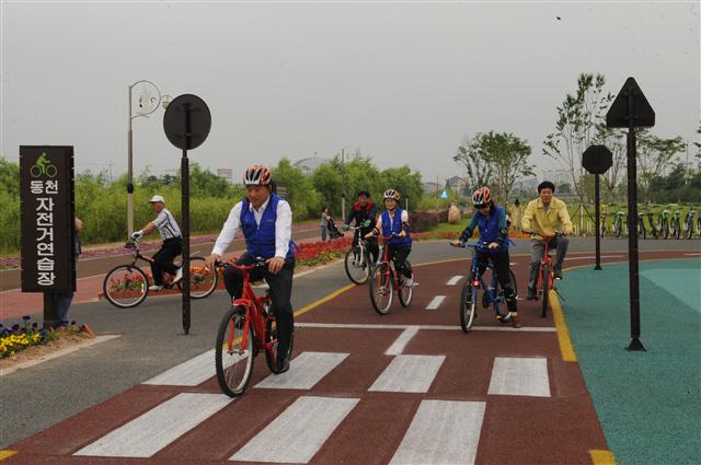 시민들이 울산 중구 동천강변에 조성된 자전거 연습장에서 자전거를 타고 있다.