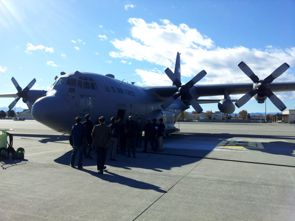 일본 요코다 공군기지에 배치된 대형 수송기 C-130. 이 수송기는 한반도 유사시 병력과 물자를 수송하는 임무를 수행한다. 도쿄·오키나와 연합뉴스