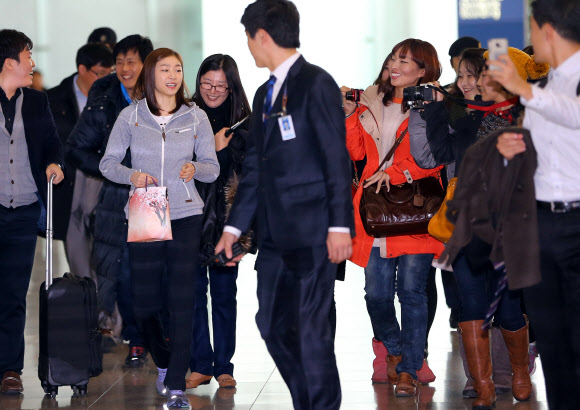 ‘피겨 여왕’ 김연아가 5일 독일 도르트문트에서 열리는 NRW트로피 대회에 참가하기 위해 인천공항을 통해 출국하고 있다. 연합뉴스