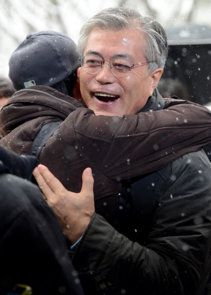 민주통합당 문재인 대선후보가 폭설이 내린 5일 서울시 동대문구 전농동 서울시립대에서 대학생과 포옹하고 있다. 연합뉴스