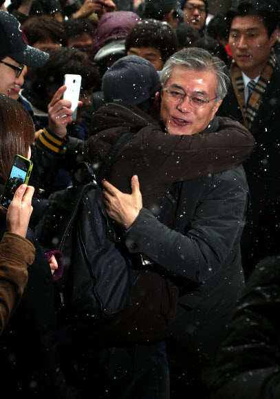 민주통합당 문재인 대선후보가 5일 오후 서울시립대를 방문, 학생회관 앞에서 학생들의 환영을 받고 있다. 연합뉴스