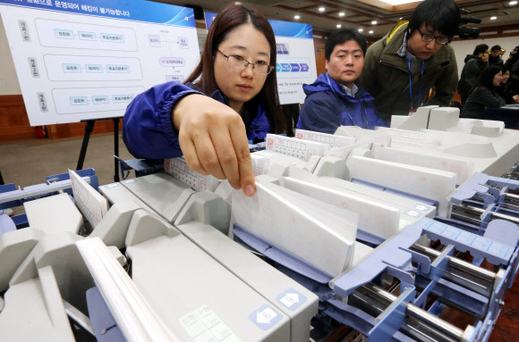 제18대 대통령 선거를 앞두고 6일 과천 중앙선거관리위원회에서 관계자가 전자개표기를 시연하고 있다.  연합뉴스