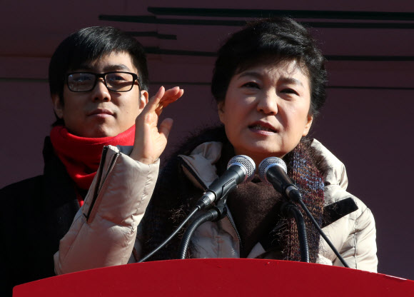 새누리당 박근혜 대선후보가 6일 오전 안산시 단원구 중앙역 유세에서 조카인 가수 은지원과 함께 연단에 올라 지지를 호소하고 있다.  연합뉴스