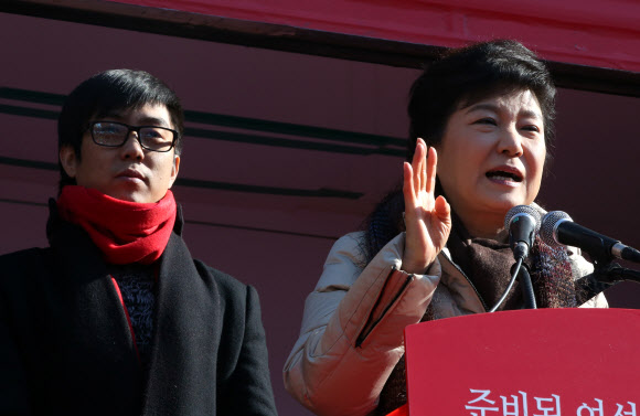 새누리당 박근혜 대선후보가 6일 오전 안산시 단원구 중앙역 유세에서 조카인 가수 은지원과 함께 연단에 올라 지지를 호소하고 있다.  연합뉴스