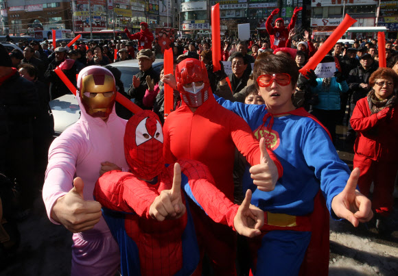 6일 오전 안산시 단원구 중앙역에서 열린 새누리당 박근혜 대선후보 유세에서 슈퍼맨, 스파이더맨 등 영화 주인공을 코스프레 한 대학생들이 지지의사를 표현하고 있다. 연합뉴스