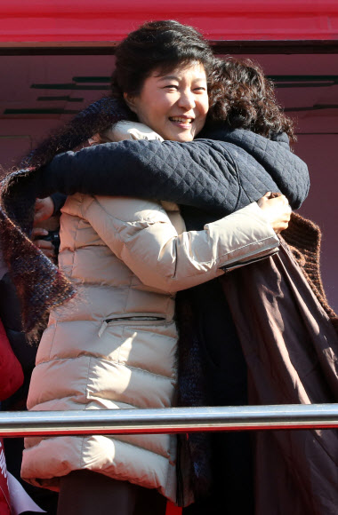 새누리당 박근혜 대선후보가 6일 오전 안산시 단원구 중앙역 유세에서 스웨터를 선물한 한 지지자와 포옹하고 있다.  연합뉴스