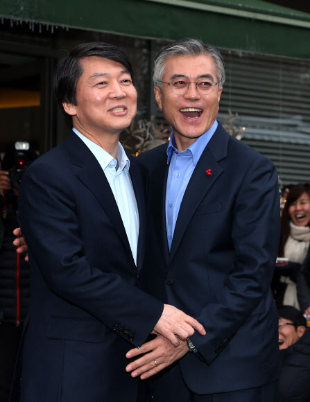 민주통합당 문재인 후보와 무소속 안철수 전 후보가 6일 오후 서울 정동 소재 음식점 달개비에서 단독회동을 마친뒤 기자들 앞에서 손을 잡고 있다. 연합뉴스