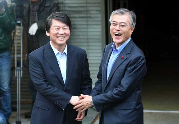 민주통합당 문재인 대선후보와 안철수 전 대선후후보가 6일 오후 서울 정동 한 음식점에서 단독회동을 가진 뒤 건물을 나서며 악수하고 있다.  연합뉴스