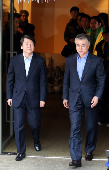 민주통합당 문재인 대선후보와 안철수 전 대선후보가 6일 오후 서울 정동 한 음식점에서 단독회동을 가진 뒤 건물을 나서고 있다.  연합뉴스