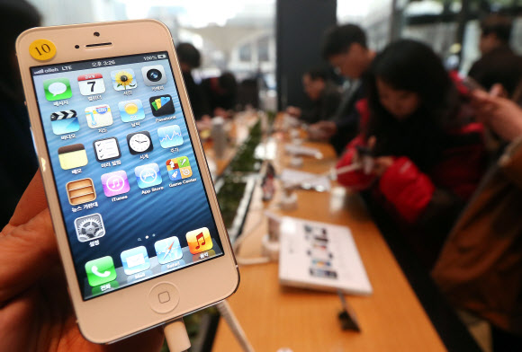 아이폰5 출시 아이폰5의 공식 개통이 시작된 7일 오후 서울 종로구 세종로 KT올레스퀘어를 찾은 소비자들이 전시된 아이폰5를 살펴보고 있다.  연합뉴스