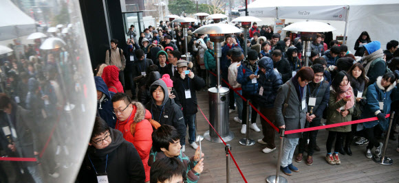 7일 오전 서울 광화문 KT의 올레스퀘어에서 아이폰5 예약 가입자들이 영하의 추운 날씨에도 아랑곳하지 않고, 길게 줄을 서서 개통 차례를 기다리고 있다. 연합뉴스