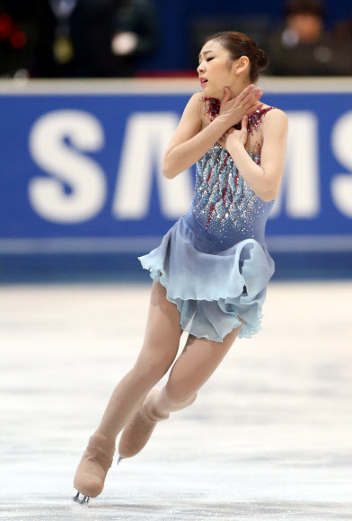‘피겨 여왕’ 김연아가 8일 오후(현지시간) 독일 도르트문트의 아이스스포르트젠트룸(Eissportzentrum)에서 열린 NRW트로피 대회 시니어 여자 싱글 쇼트프로그램에서 영화 ‘뱀파이어의 키스’의 주제곡에 맞춰 연기를 펼치고 있다. 연합뉴스