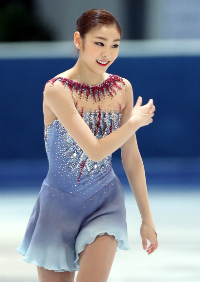 ‘피겨 여왕’ 김연아가 8일 오후(현지시간) 독일 도르트문트의 아이스스포르트젠트룸(Eissportzentrum)에서 열린 NRW트로피 대회 시니어 여자 싱글 쇼트프로그램에서 영화 ‘뱀파이어의 키스’의 주제곡에 맞춰 연기를 펼친 뒤 관객들에게 인사하고 있다. 연합뉴스