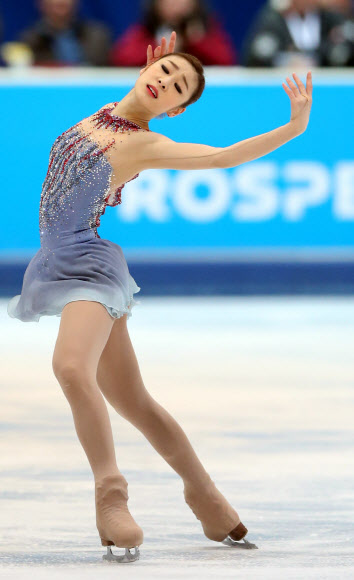 ‘피겨 여왕’ 김연아가 8일 오후(현지시간) 독일 도르트문트의 아이스스포르트젠트룸(Eissportzentrum)에서 열린 NRW트로피 대회 시니어 여자 싱글 쇼트프로그램에서 영화 ‘뱀파이어의 키스’의 주제곡에 맞춰 연기를 펼치고 있다. 연합뉴스
